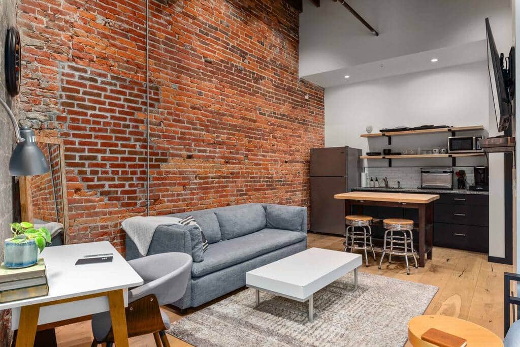 XCHNG Studio. Tiny Apartment in Heart of Downtown Apartment in Effingham