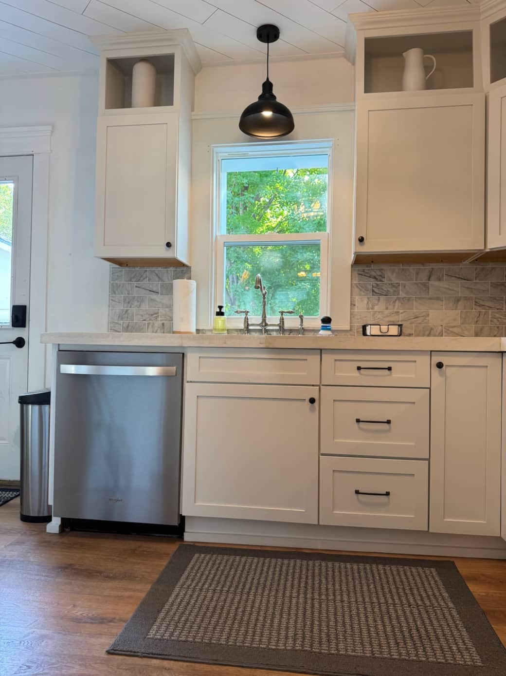 Upgraded kitchen with dishwasher, disposal and XL sink