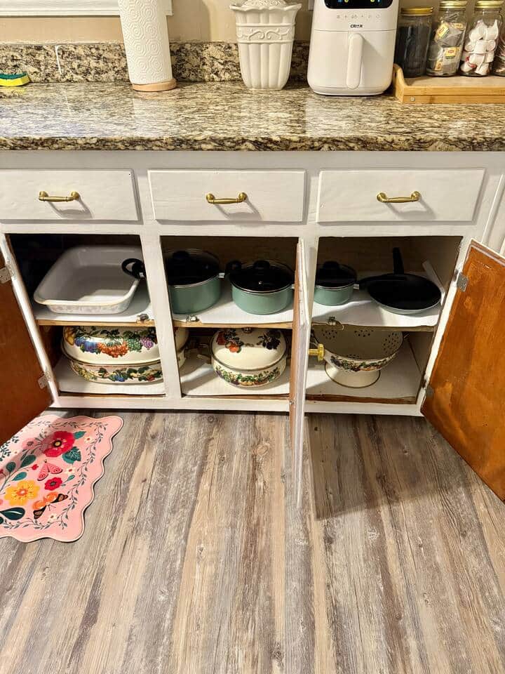 Different sized pots for cooking, bakeware available, utensils & pasta strainer