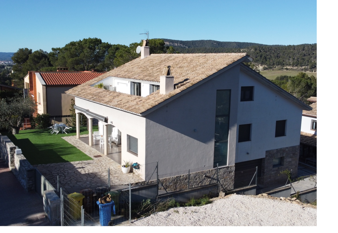 Exterior de la casa para 12 personas en Cal Sidru Castellolí