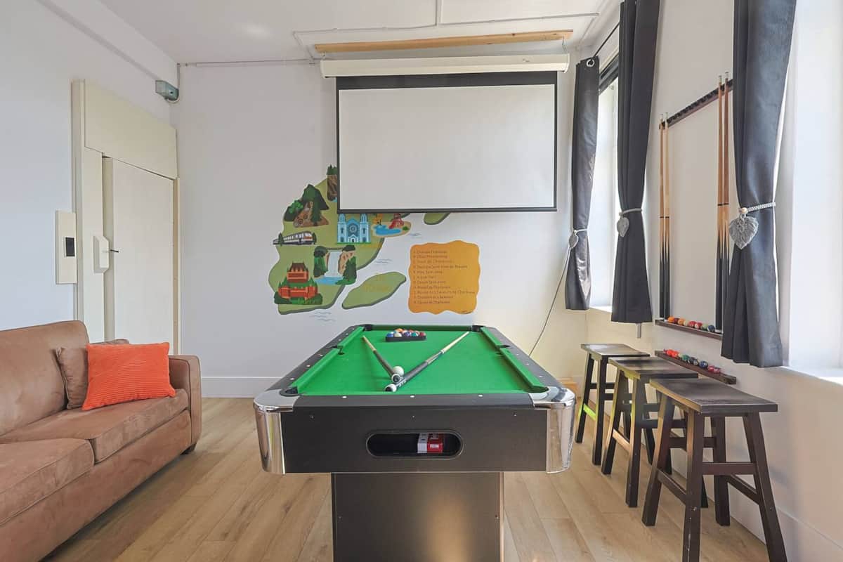 Salle de jeu avec projecteur cinéma, table de billard, babyfoot, filet-hamac et bien plus encore!