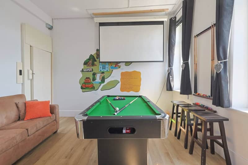 Salle de jeu avec projecteur cinéma, table de billard, babyfoot, filet-hamac et bien plus encore!