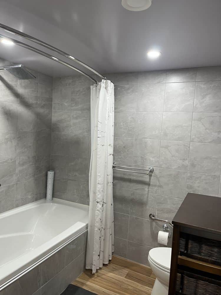 Ensuite Bath (1940's) Room