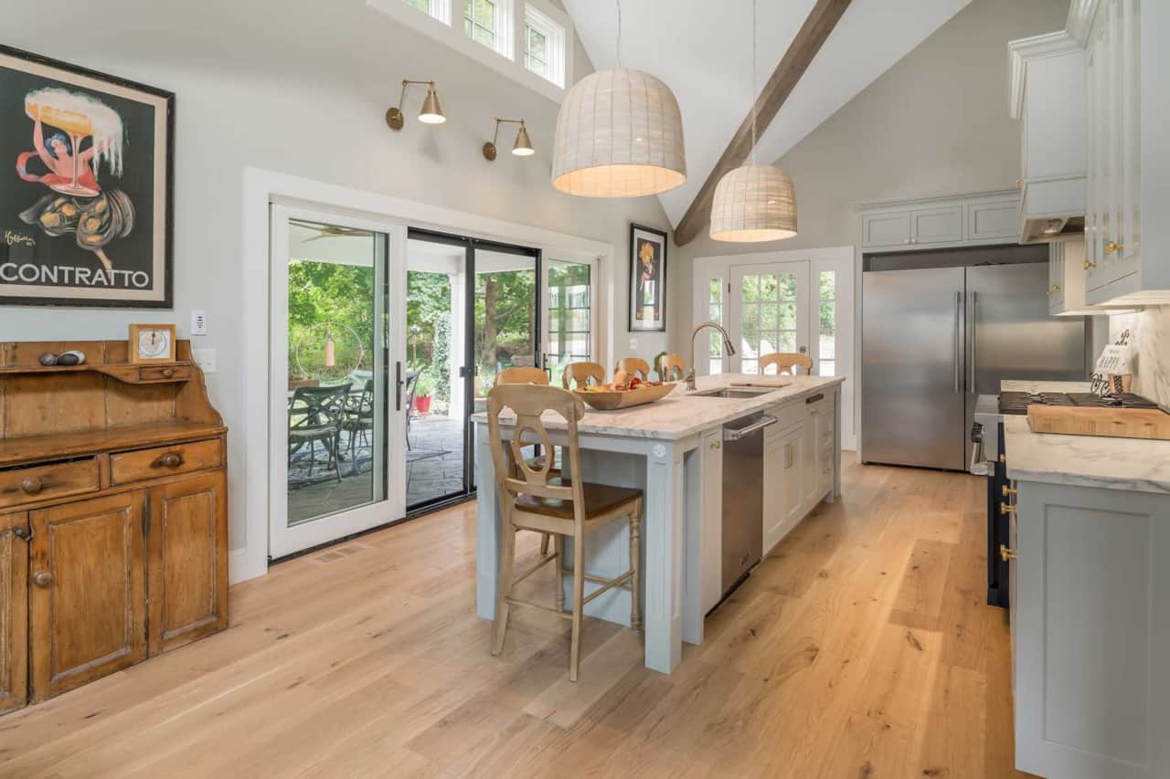 Eat-in kitchen