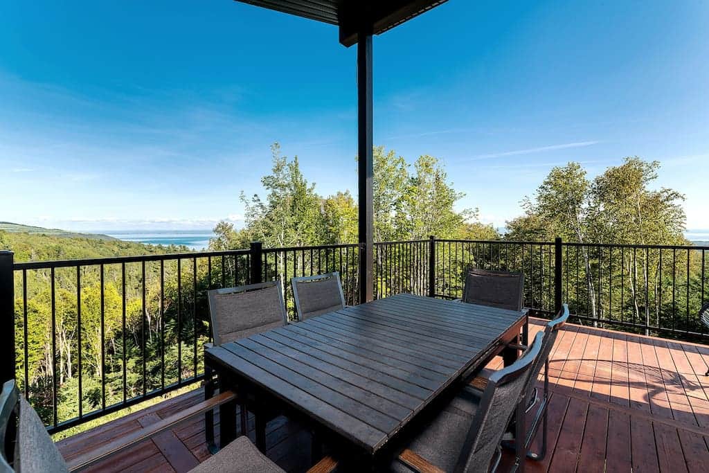 Galerie avec vue et mobilier