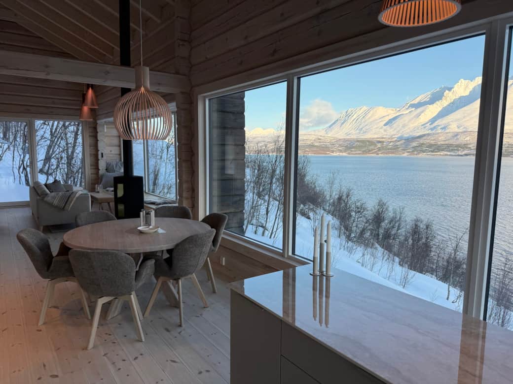 Dining area with panoramic windows and Lyngen Alps view – cabin Nordlys