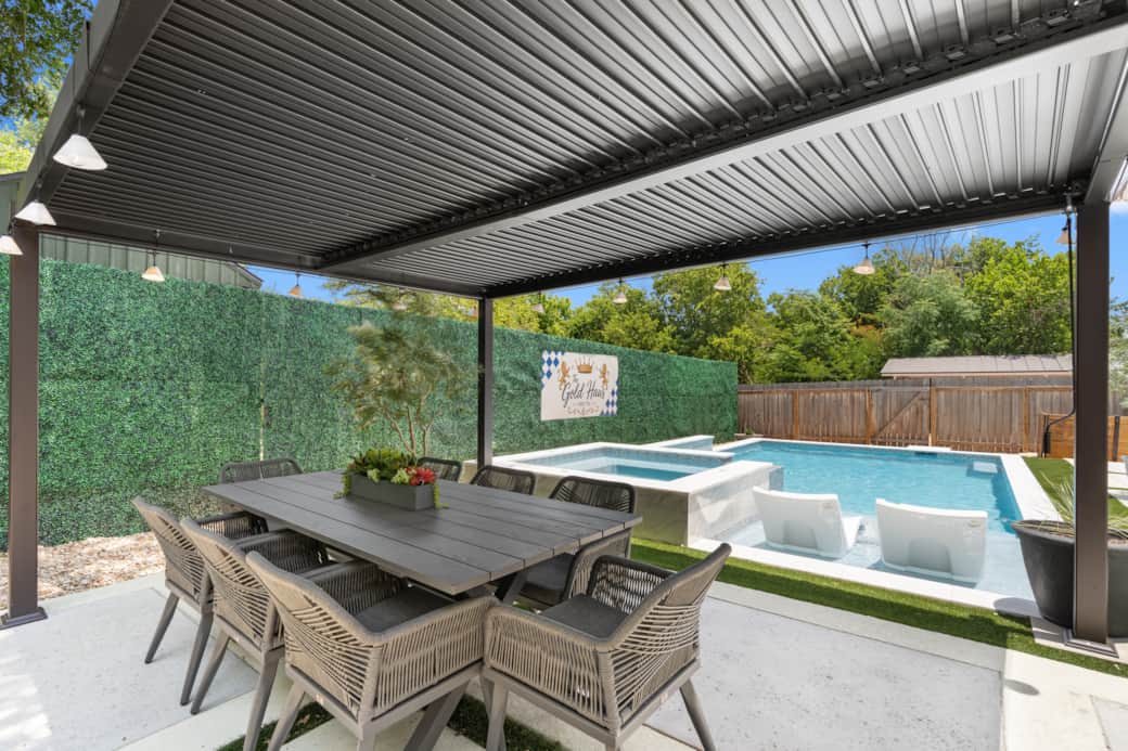 Outdoor dining with plenty of seating for all guests! Outdoor dining with plenty of seating for all guests!