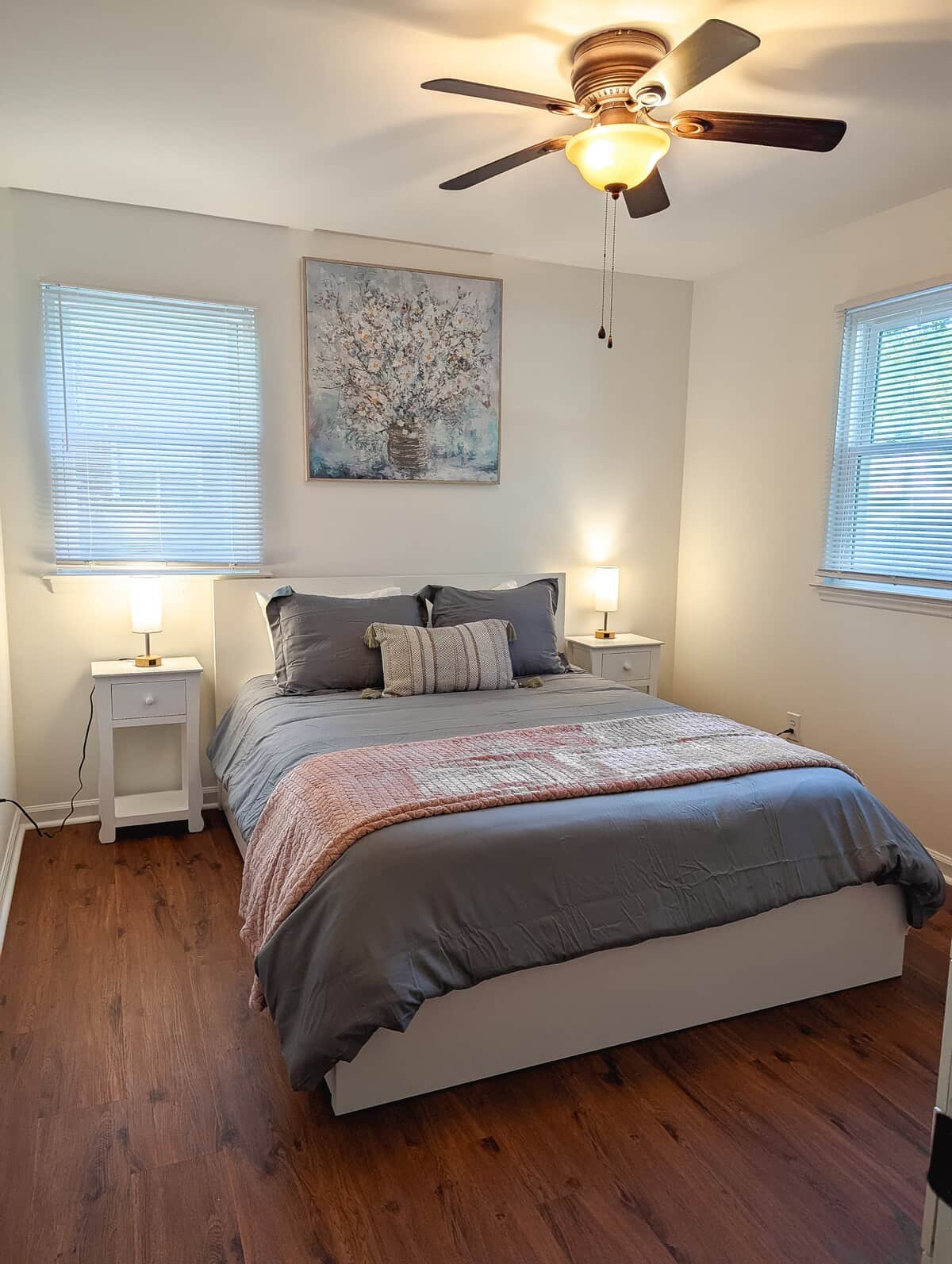 Queen bed + smart tv