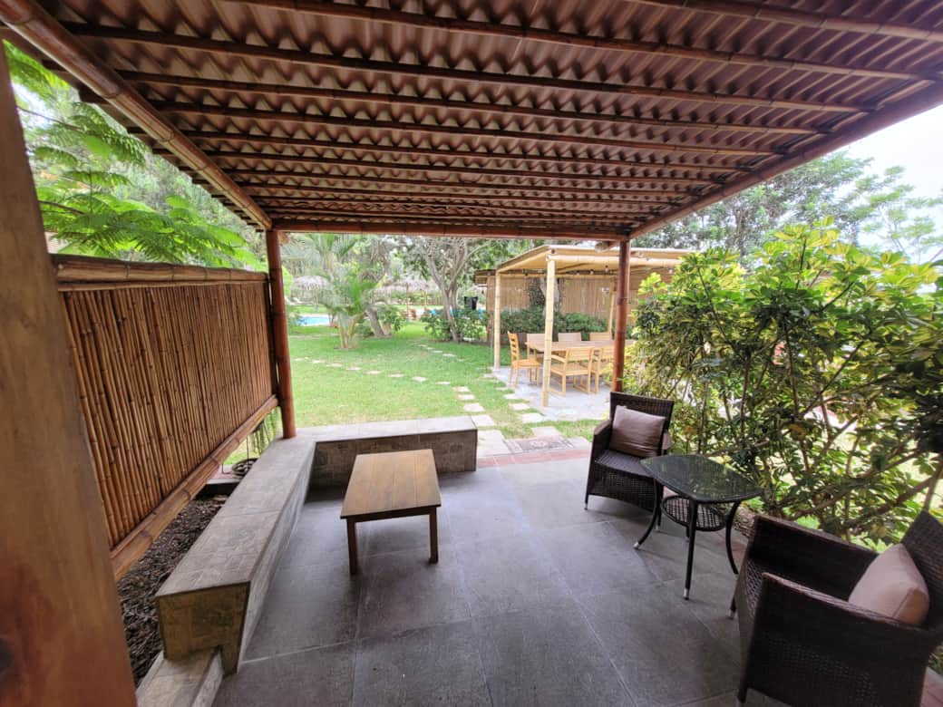 Portico y vista desde el bungalow
