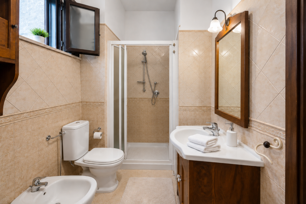 Bagno completo con doccia, confortevole per il relax dopo una giornata a Ortigia.