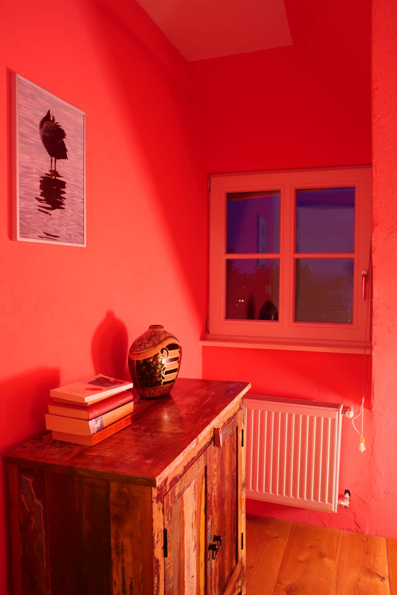 Rotes Schlafzimmer der Dachgeschoss-Ferienwohnung in der Villa Überlingen.