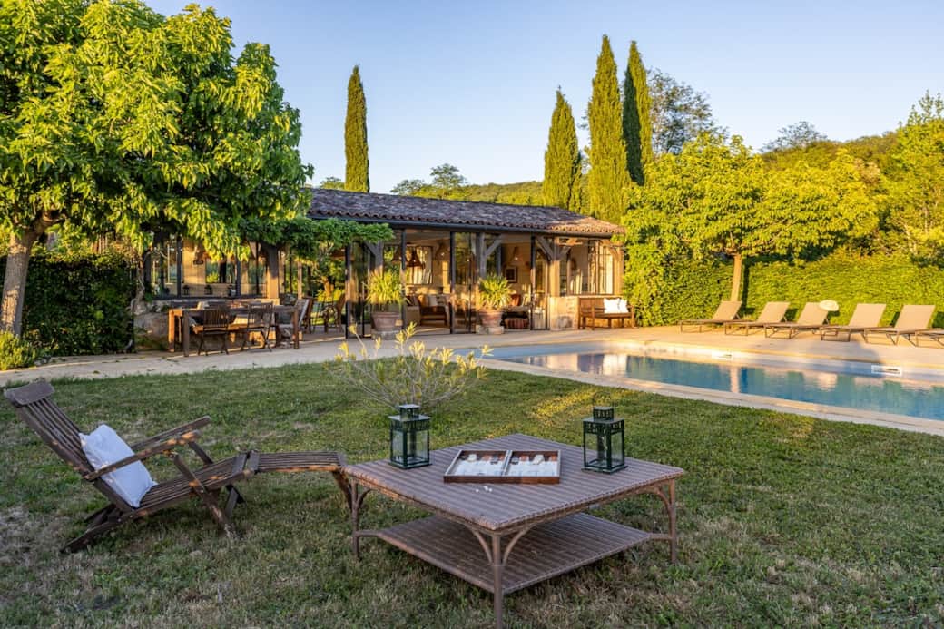 Entre cyprès et pelouse ombragée par de jolis mûriers, le jardin respire une douceur toute toscane… au cœur du Périgord noir.