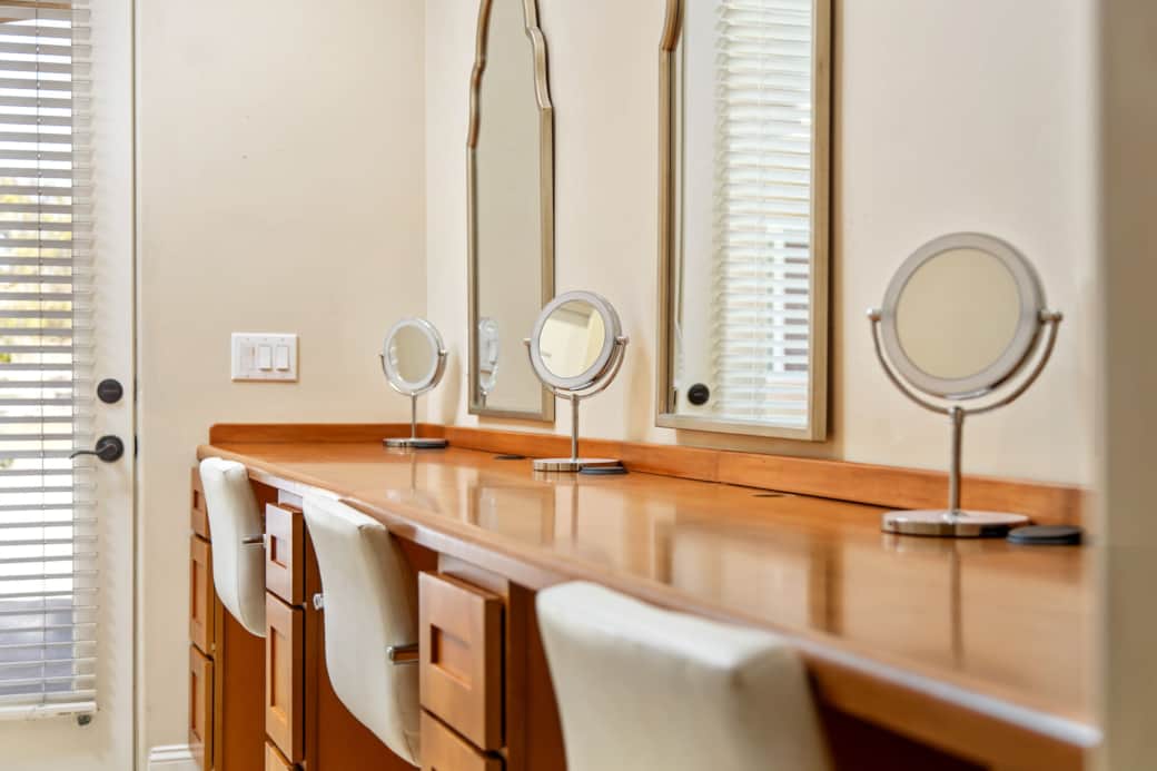 Make-Up & Hair Prep or Office Station Make-Up & Hair Prep or Office Station