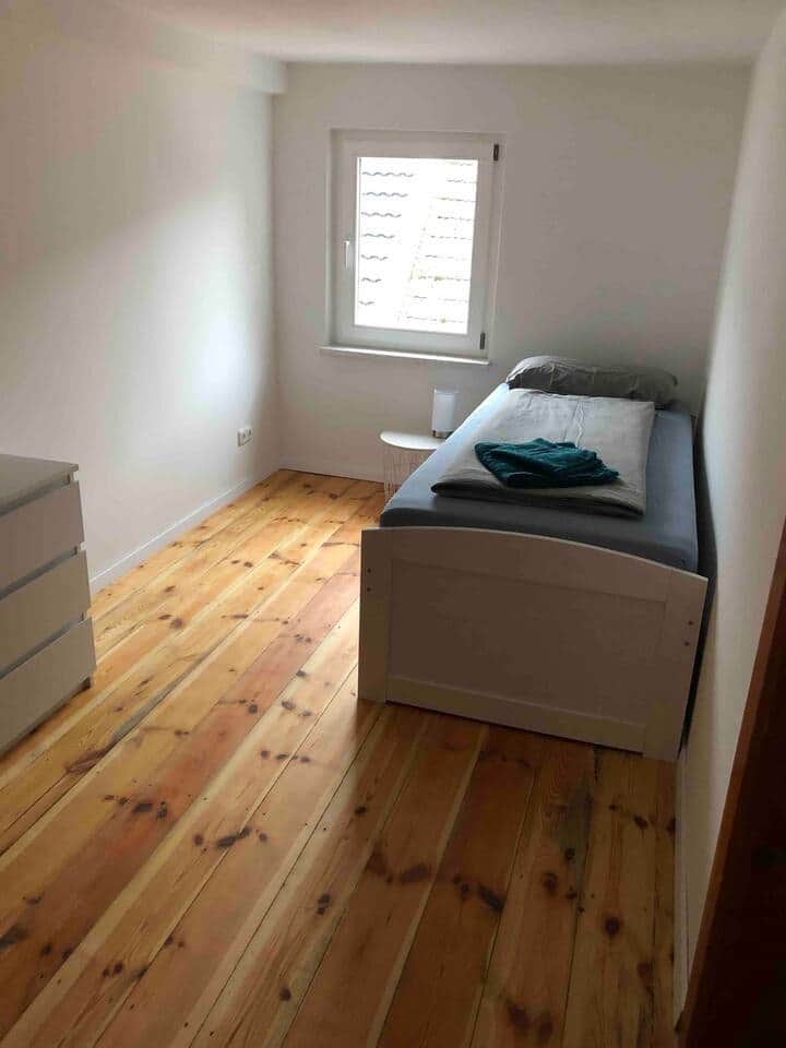 Einzelbett mit ausziehbarer Matratze. Ideal für Geschwister die gern zusammen schlafen