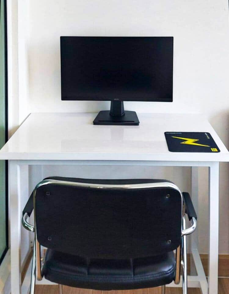 Working chair & 21.5" Monitor. High-resolution, perfect for online meetings.