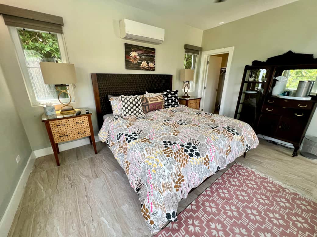 Grotto Suite - King bed with ocean view