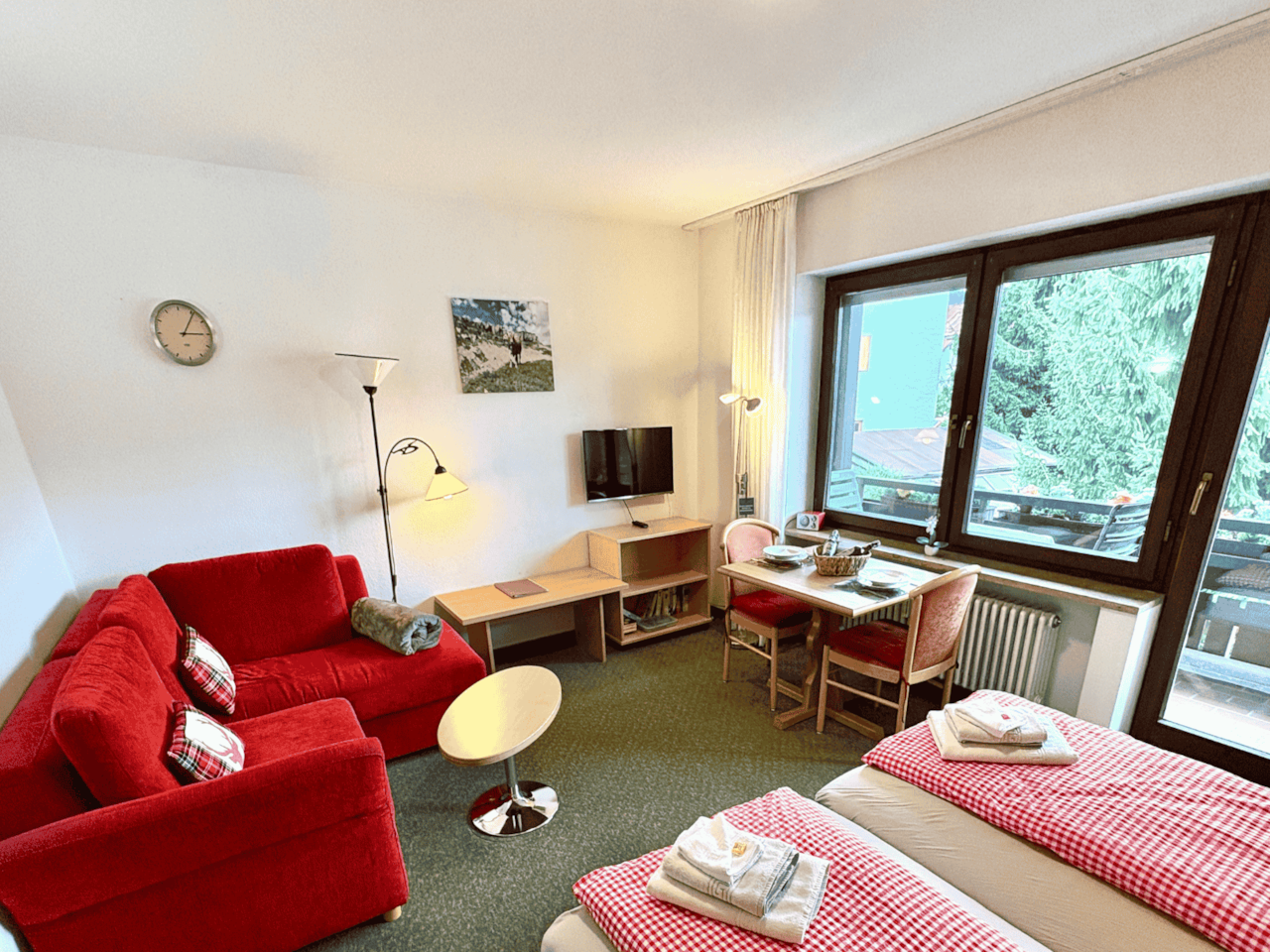 Wohnzimmer mit gemütlicher Sitzecke – ideal zum Entspannen nach einem erlebnisreichen Tag.