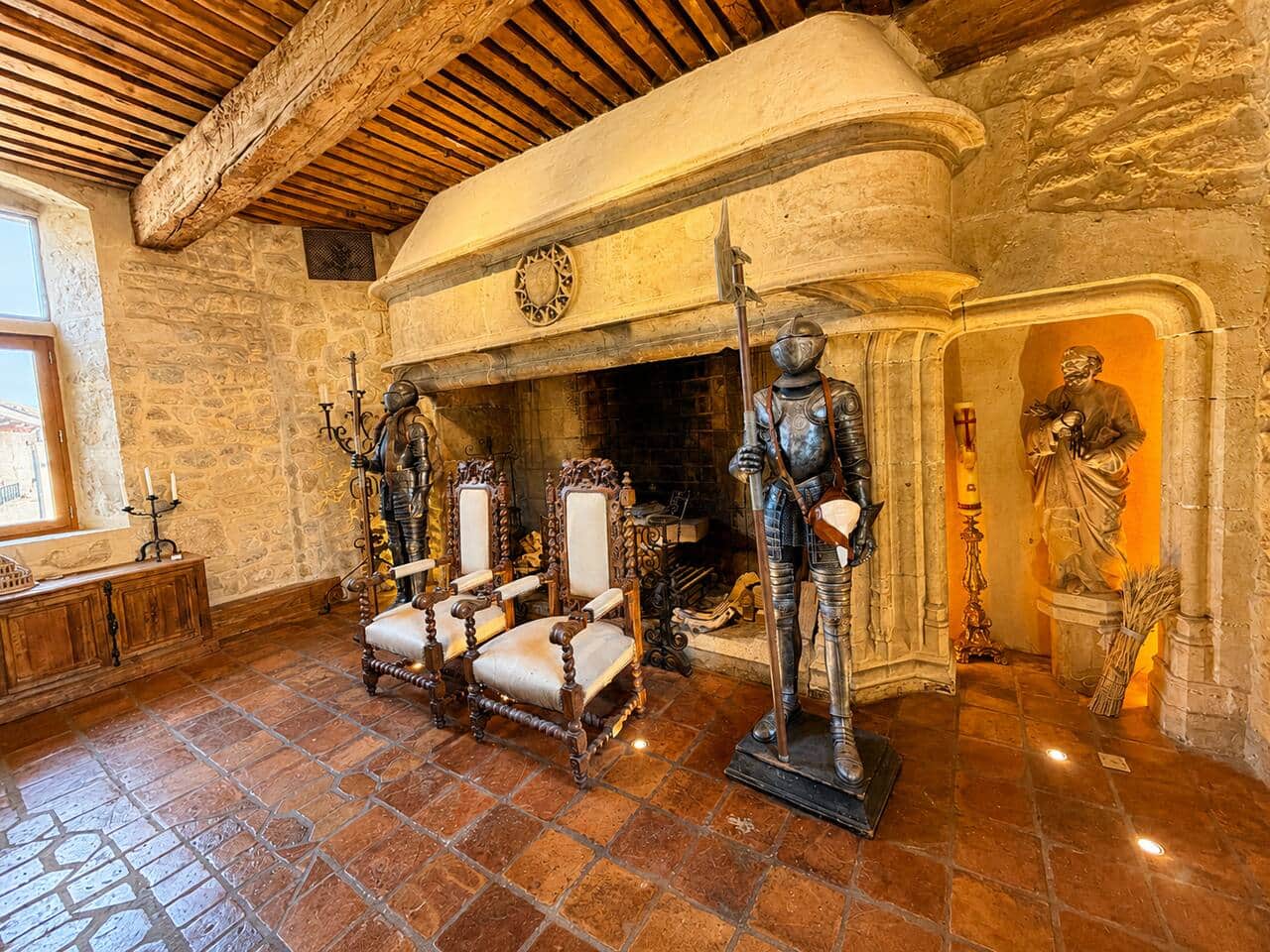 Salon, chaises, armures, cheminée
