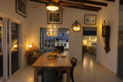 Casa Martina – Gezellige eetkamer met houten accenten