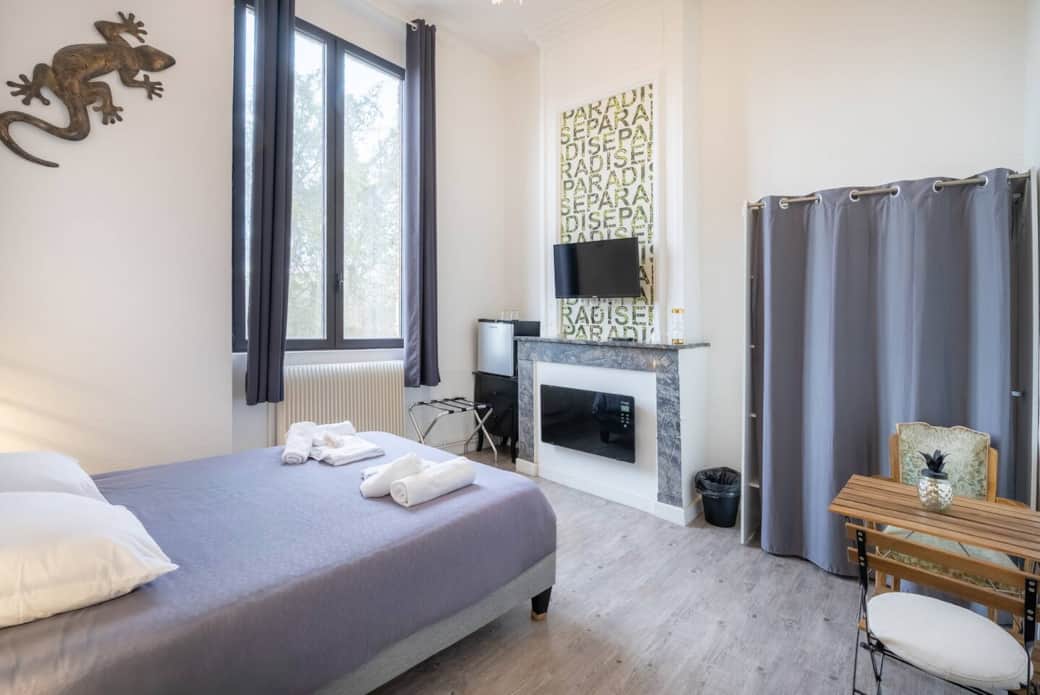 Chambre confortable au décor contemporain Chambre confortable au décor contemporain