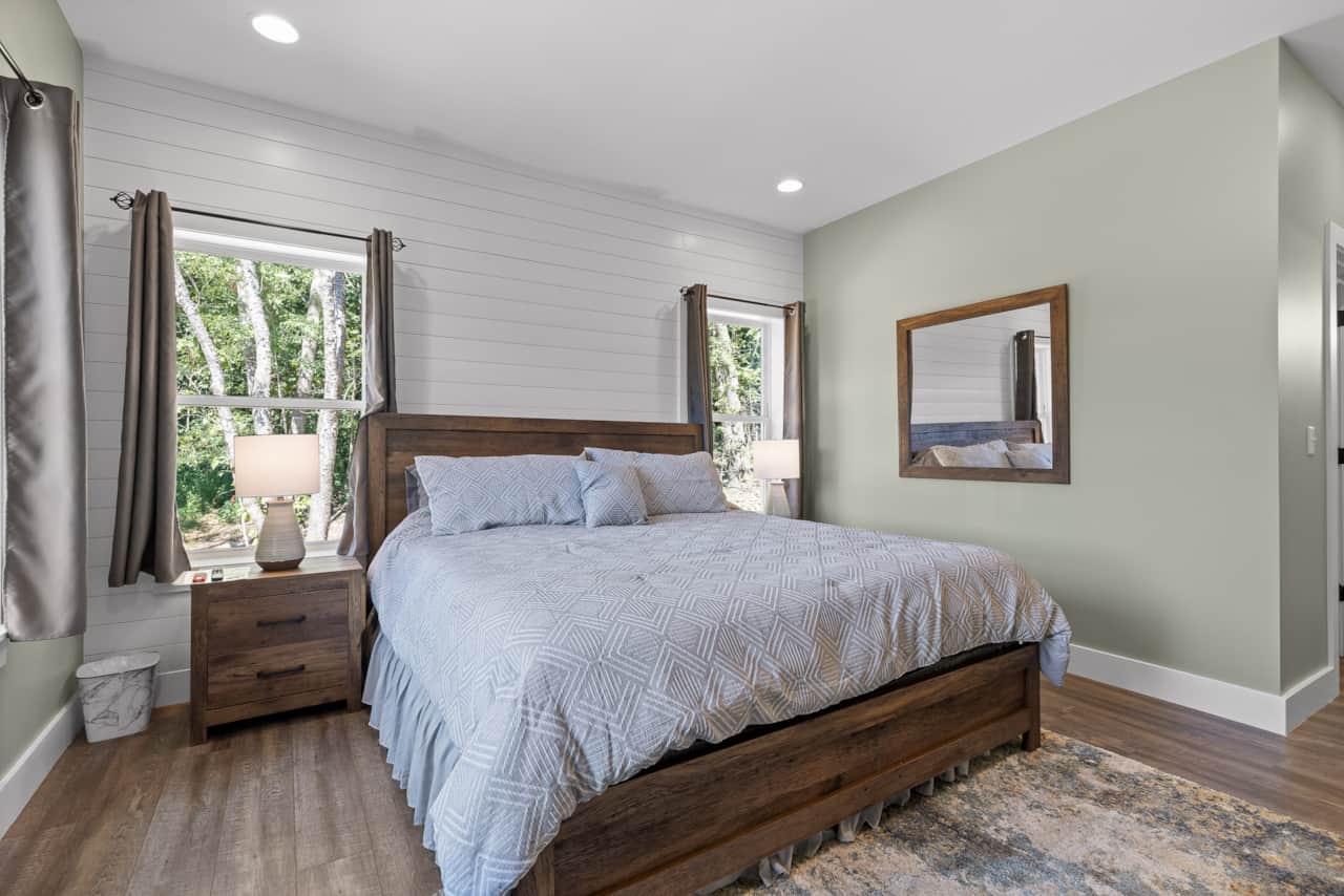 MID King Bed in Master Bedroom with Large HDTV Flatscreen 1