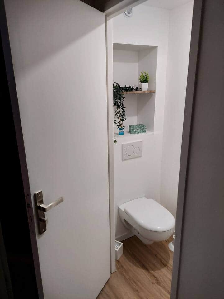 Les WC séparés, proches de la salle d'eau.