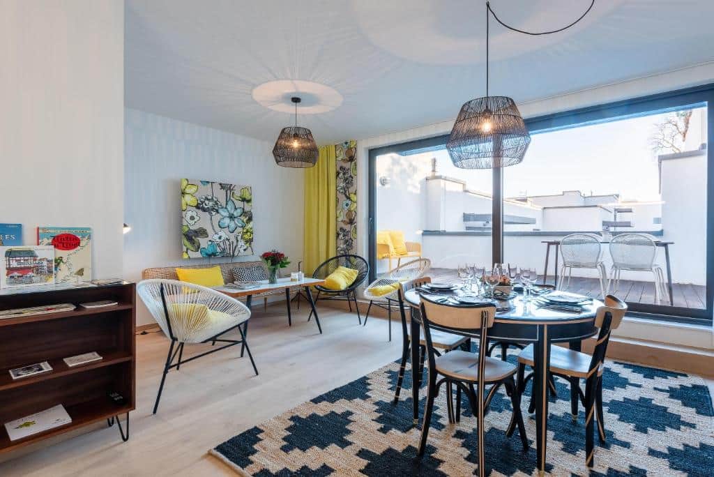 Living area / Dining area