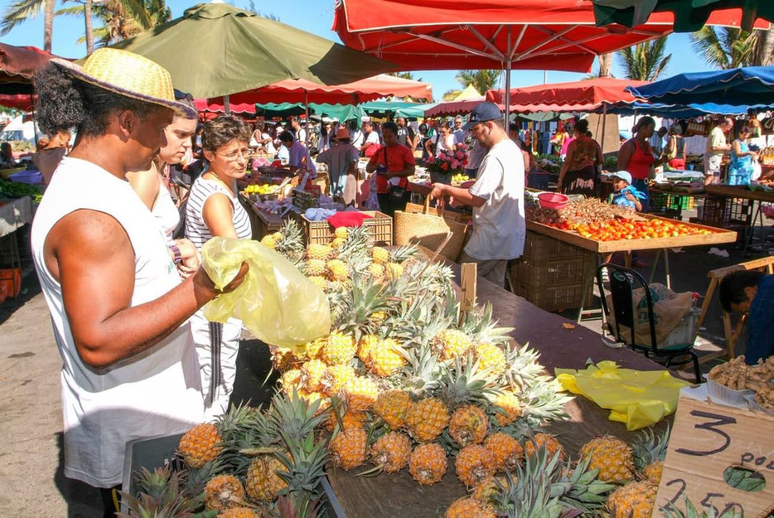 homme vend des fruits sur etales de marché