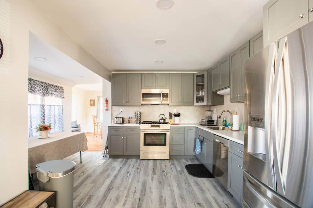 Kitchen: Bright and modern culinary haven with sleek appliances and inviting light!