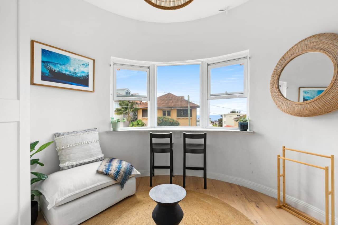 Sunroom to relax with a book or work 

You have plenty of extra space compared to most 2 bedroom with the extra sunroom

We can ad an extra mattress for a 5th person

 #Glamarama #Tamarama #Bondi Beach #bronte  #coogee #bondi  #views #sea #beach