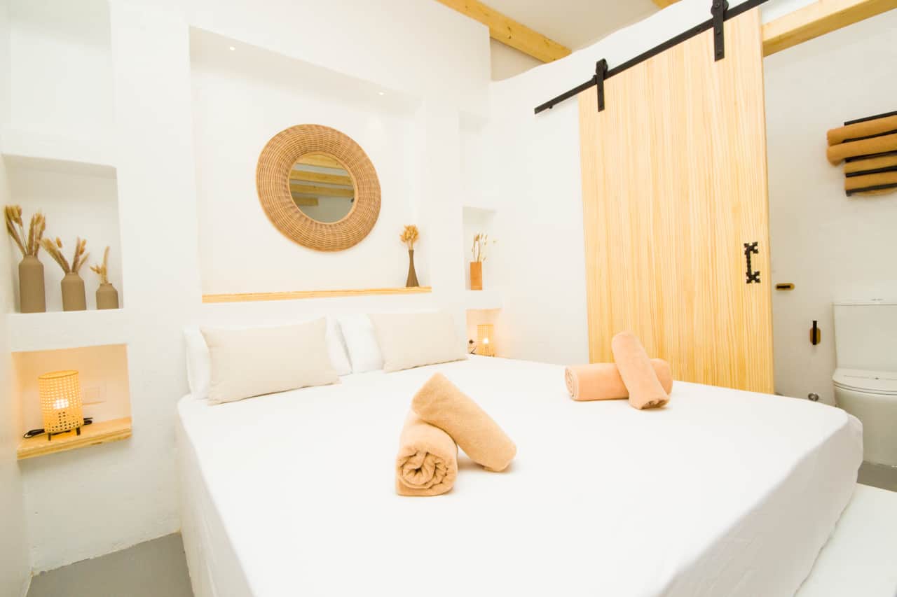Spacious, open-plan bedroom at El Charco Lofts 4 in Arrecife, next to El Charco de San Ginés