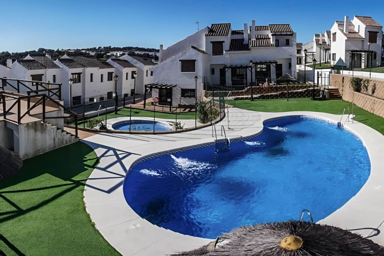 Piscinas comunitarias de la urbanización, con piscina infantil