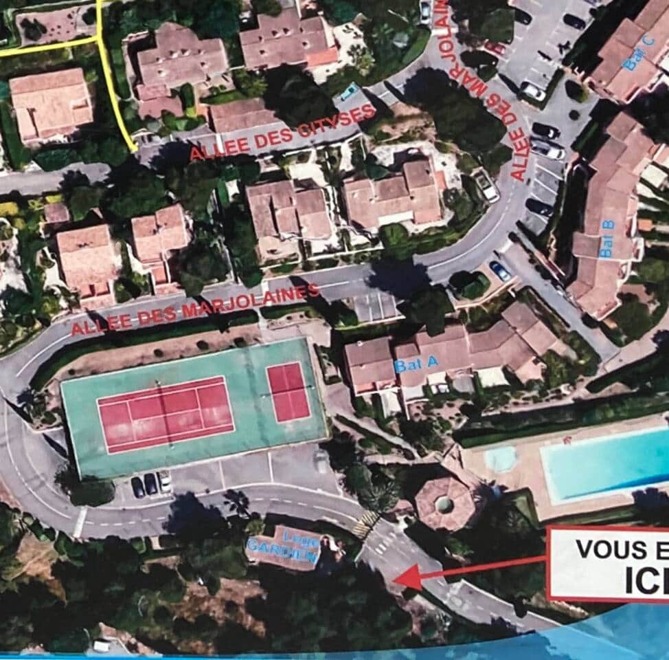 Vous êtes ici c’est l’entrée de la résidence. 
La villa se situe en haut à gauche (entouré en jaune) donc très proche des tennis de la piscine et de la plage