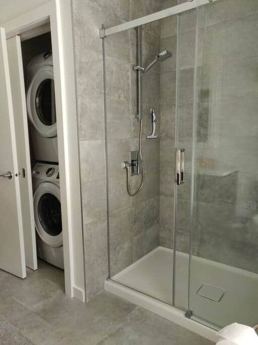 Douche et laveuse-sécheuse