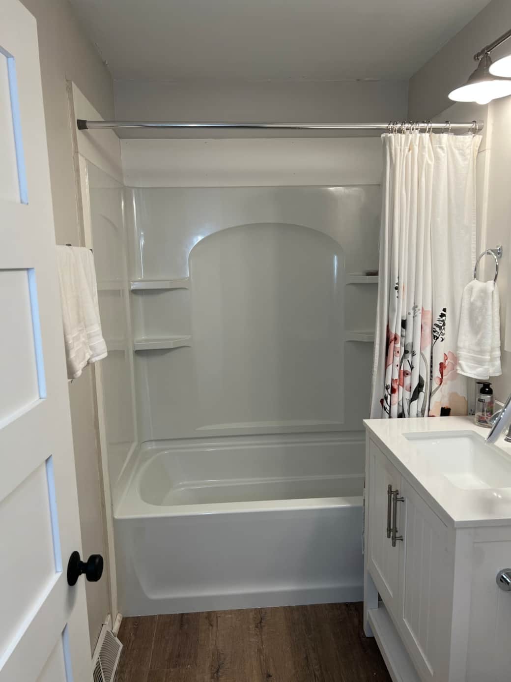 Main level bathroom with tub/shower combo