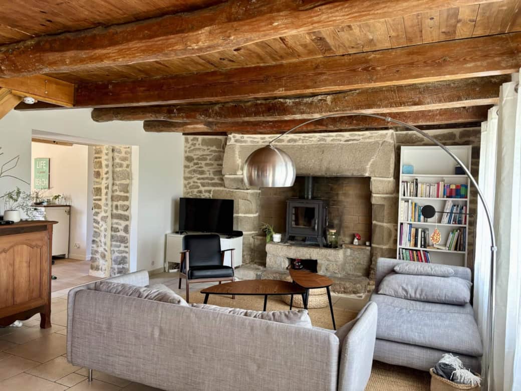 Salon, télé et cheminée