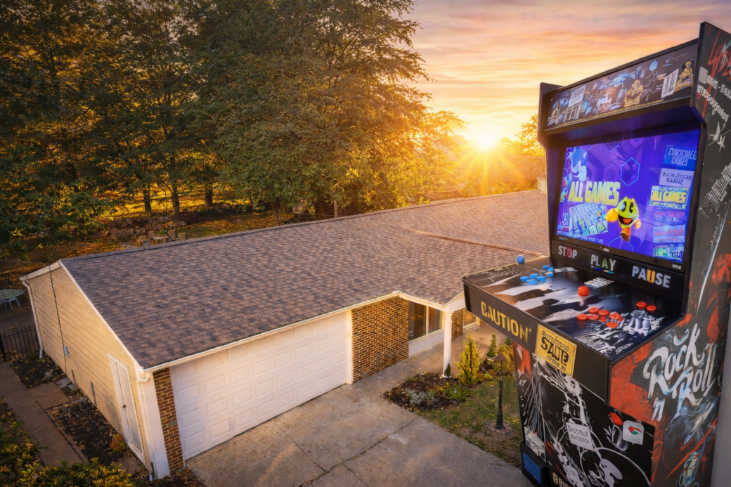 Empire Drive - 4 Bedroom house with Arcade - King Bed - Fire Pit