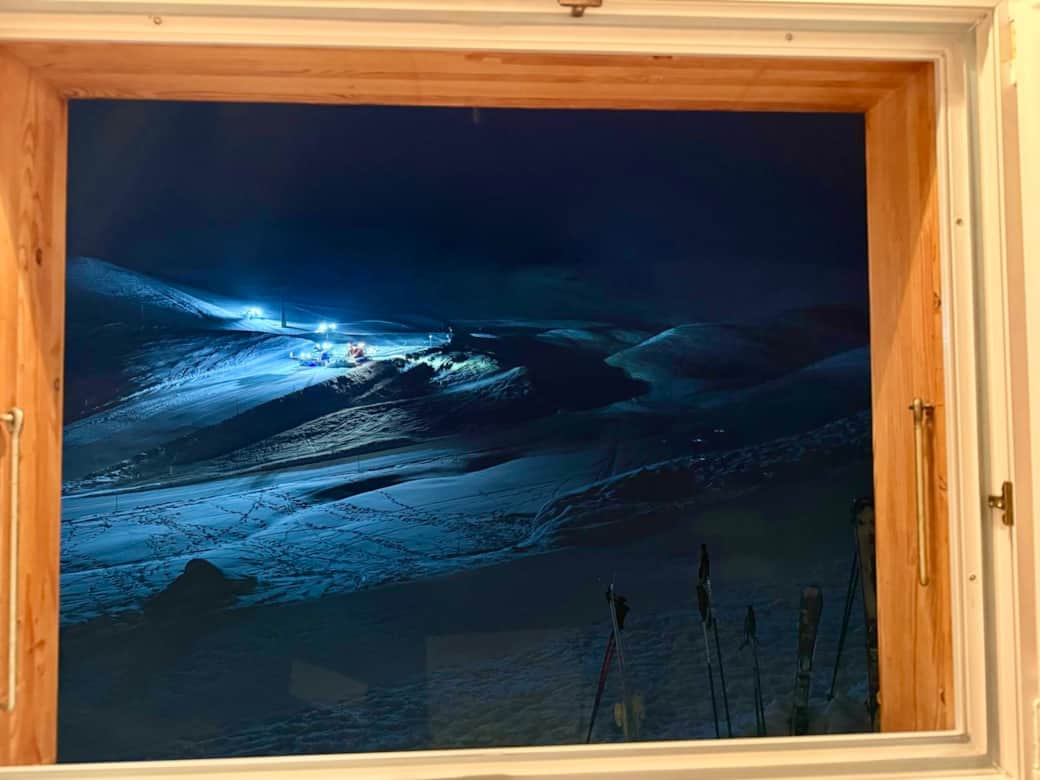 Blick Fenster auf Skipiste