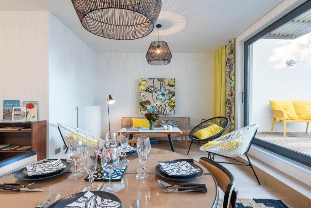 Living area / Dining area