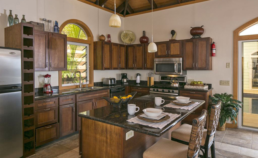 Fully equiped kitchen with peninsula unit for food preparation and dining