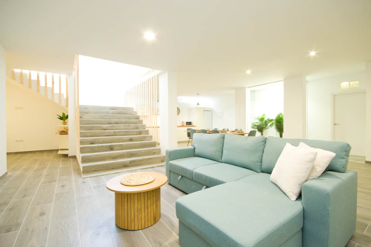 Intérieur moderne de la Casa Vica avec salon, salle à manger et escalier d'accès