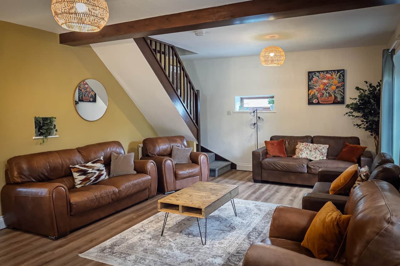 Living room with fireplace, log burner, tv + netflix, fast wifi, access to the garden & kitchen