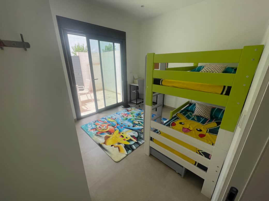 Kids' bedroom with cozy bunk bed & terrace access 9914