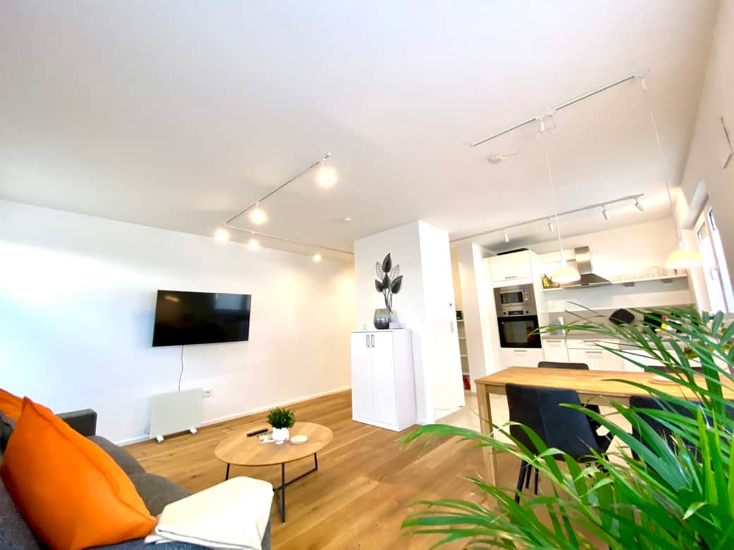 Geräumiges Wohnzimmer mit Smart-TV