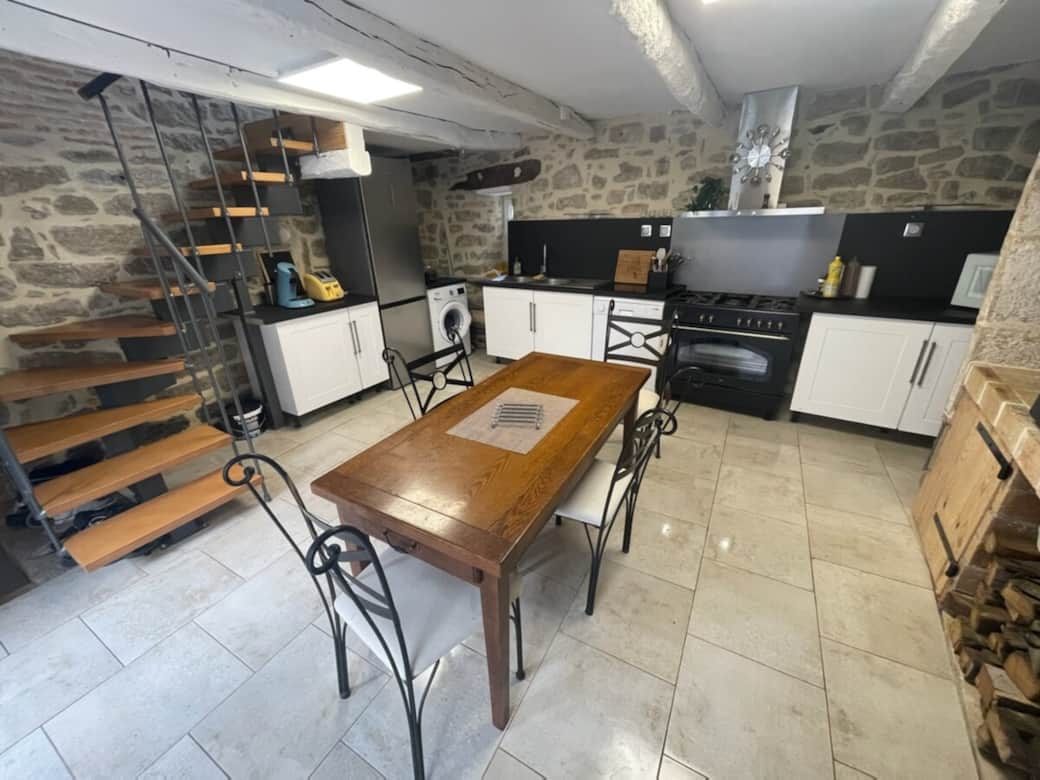 Cuisine moderne entièrement équipée pour un gîte confortable à Rignac Cuisine moderne entièrement équipée pour un gîte confortable à Rignac