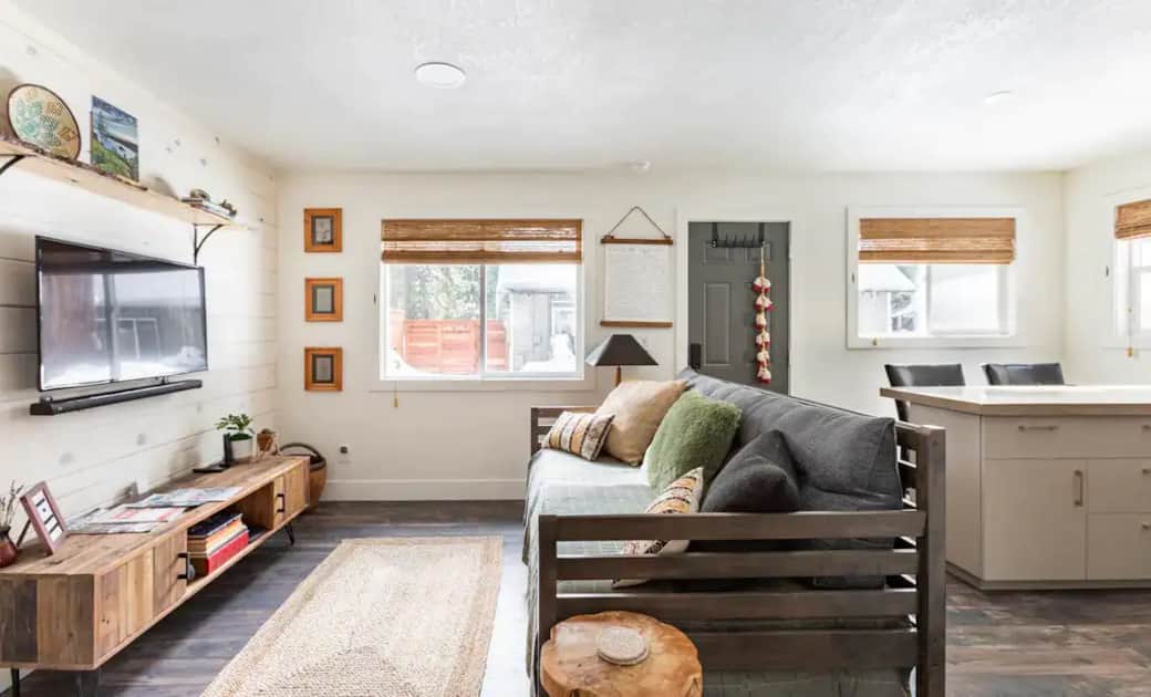 Downstairs living room w/ trundle daybed/couch (converts to two twin beds) Downstairs living room w/ trundle daybed/couch (converts to two twin beds)