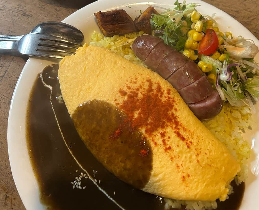 自家製ベーコンとソーセージが楽しめる、富良野の地元カレー店 自家製ベーコンとソーセージが楽しめる、富良野の地元カレー店