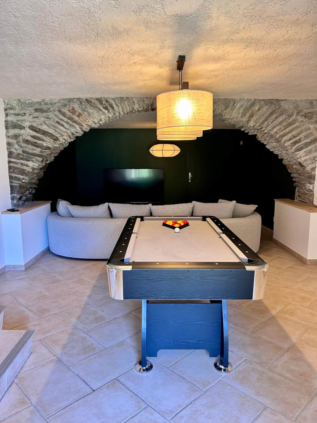 Salle de jeux avec billard et home cinéma 