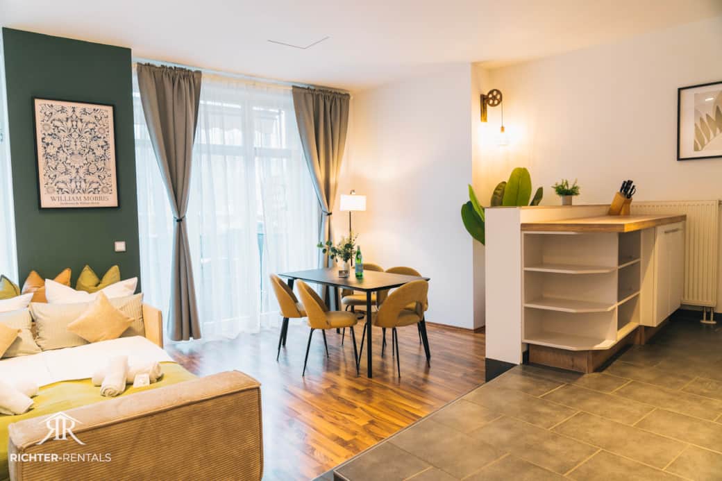 Essbereich mit Balkon und viel Tageslicht Essbereich mit Balkon und viel Tageslicht