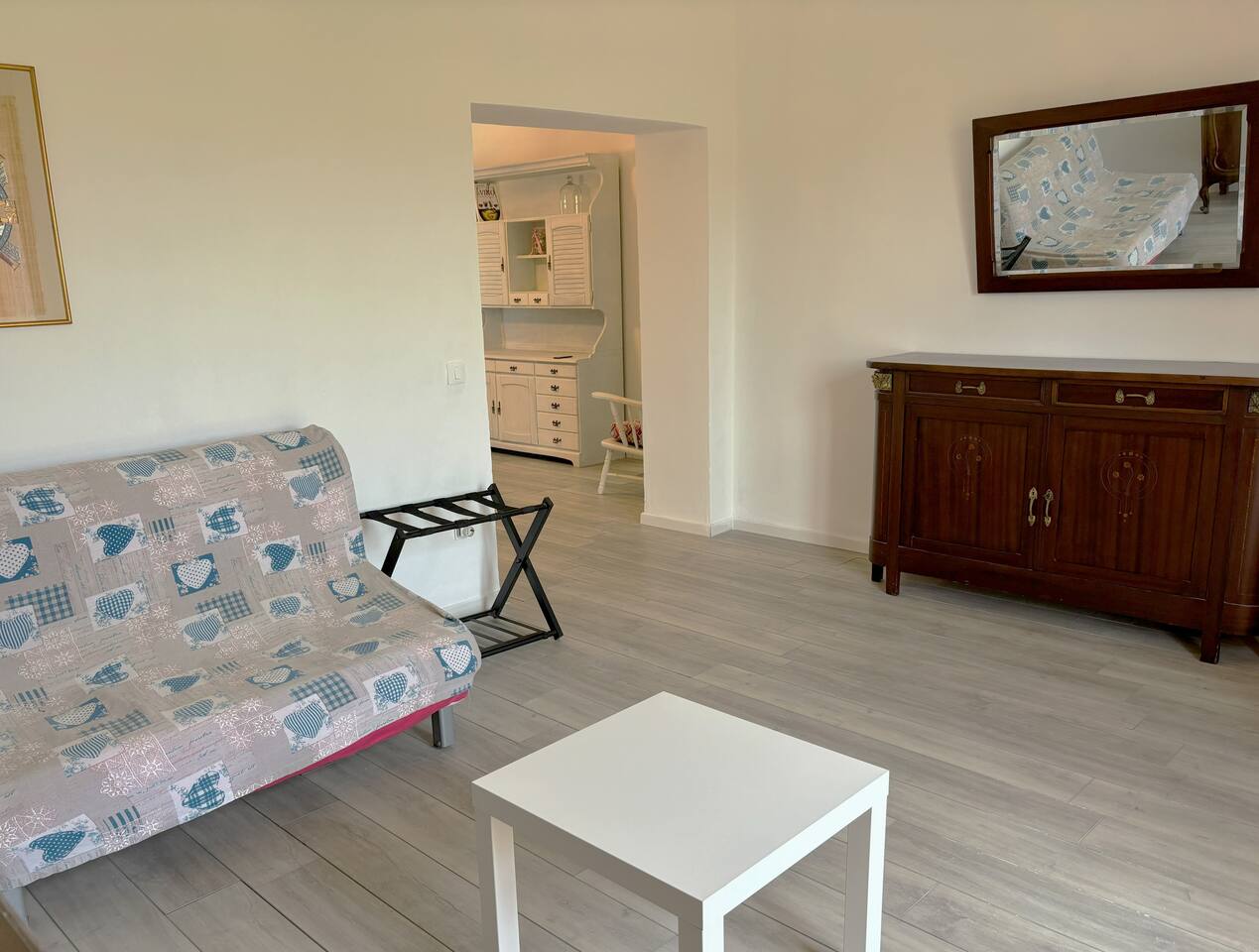 Tinello con divano-letto matrimoniale, posto accanto alla zona pranzo